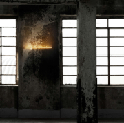 Lampa ścienna Coordinates 1 aluminium w kolorze szampańskim Flos