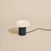 Lampa stołowa Ateliers ciemnoniebieska HUbsch