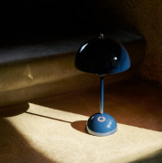 Lampa stołowa Flowerpot VP9 Steel Blue Andtradition