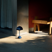 Lampa stołowa Flowerpot VP9 Steel Blue Andtradition