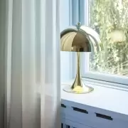 Lampa stołowa Panthella 320 mosiężna Louis Poulsen