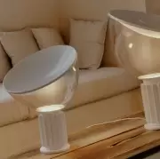 Lampa stołowa Taccia biała matowa Flos