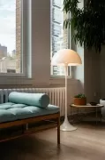 Lampa podłogowa Panthella opalizowana Louis Poulsen