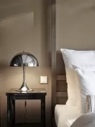 Lampa stołowa Panthella 320 chromowana Louis Poulsen