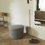 Pufa ze schowkiem Hide 52 cm szara Normann Copenhagen