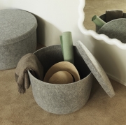 Pufa ze schowkiem Hide 52 cm szara Normann Copenhagen
