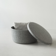 Pufa ze schowkiem Hide 72 cm szara Normann Copenhagen