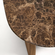 Stolik kawowy Pirita blat marmur - podstawa naturalny dąb kave home