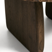 Stolik okazjonalny Pirita blat marmur - podstawa ciemny dąb kave home