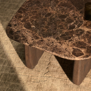 Stolik okazjonalny Pirita blat marmur - podstawa ciemny dąb kave home