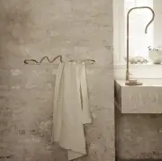 Wieszak ręcznikowy Curvature mosiężny FERM LIVING
