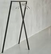 Wieszak podłogowy Loop wardrobe czarny HAY