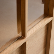 Witryna Onix dębowa Kave Home