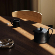 Dzbanek do herbaty Flow czarny Ferm Living