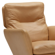 Fotel Amy z drewnianymi nogami Aniline Latte Sits