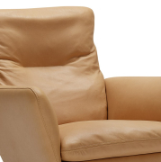 Fotel Amy z drewnianymi nogami Aniline Latte Sits