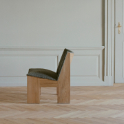 Fotel Tenon beżowy z dębową podstawą New Works