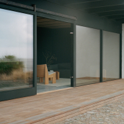 Fotel Tenon beżowy z dębową podstawą New Works
