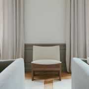 Fotel Tenon beżowy z dębową podstawą New Works