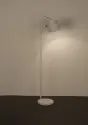 LAMPA PODŁOGOWA BUCKLE HEAD BIAŁA ZUIVER