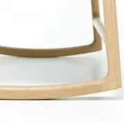 Podnóżek dębowy Dedo tapicerowany tkaniną Main Line Flax Gazzda