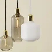 LAMPA WISZĄCA AMP OKRĄGŁA BIAŁA MOSIĄDZ NORMANN COPENHAGEN