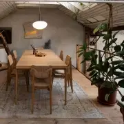 Lampa wisząca Stemlite czerń wpadająca w czerwony GUBI