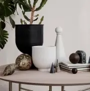 Donica ogrodowa Hourglass extra small czarna Ferm Living