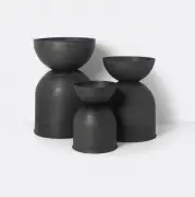 Donica ogrodowa Hourglass extra small czarna Ferm Living