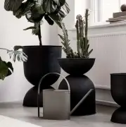 Donica ogrodowa Hourglass extra small czarna Ferm Living