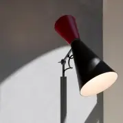 Lampa podłogowa Parliament czarno-czerwona Nemo Lighting