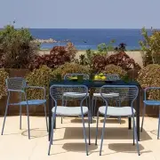 Krzesło ogrodowe Apero z podłokietnikami niebieskie Emu