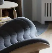Fotel Conversation Piece ciemny dąb sugar brown Umage