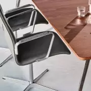 Stół Pluralis KS422 dąb Fritz Hansen