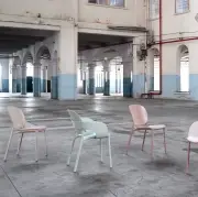 Krzesło ogrodowe Hug z podłokietnikiem gołębi szary Scab Design