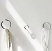 Wieszak ścienny Loop 4 cm czerwony Normann Copenhagen