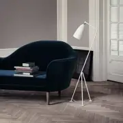 Lampa podłogowa Grashoppa alabastrowa biel Gubi