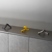 Świecznik Crooked two szary Normann Copenhagen