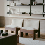 Fotel Tenon beżowy z ciemną dębową podstawą New Works