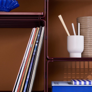 Regał modułowy Panton Wire czarny z marmurową, białą półką Montana