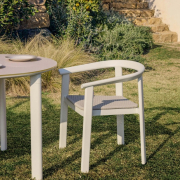 Zestaw ogrodowy Erice stół 120 cm + 4 krzesła beżowy Kave Home