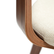 Krzesło Buckle tkanina bouclé Frosted almond - nogi orzech Dan-Form