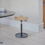 Krzesło ergonomiczne Move Compact beżowe, czarne drewno Varier