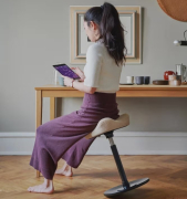 Krzesło ergonomiczne Move Compact beżowe, czarne drewno Varier