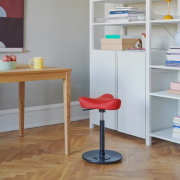Krzesło ergonomiczne Move Compact czerwone, czarne drewno Varier