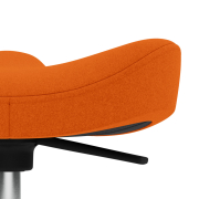 Krzesło ergonomiczne Move Compact pomarańczowe, naturalne drewno Varier