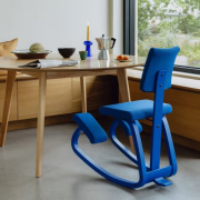 Krzesło ergonomiczne Variable Plus jasnoniebieskie, jasnobrązowe drewno Varier