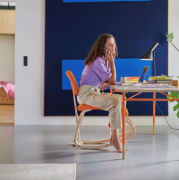 Krzesło ergonomiczne Variable Plus jasnoniebieskie, jasnobrązowe drewno Varier