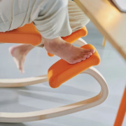 Krzesło ergonomiczne Variable Plus jasnoniebieskie, jasnobrązowe drewno Varier