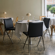 Krzesło Kape IF7 podstawa czarna - tapicerka Clay 0003 Andtradition